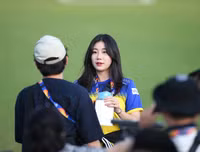 [ẢNH] Mặc áo U23 Việt Nam, nữ phóng viên Hàn Quốc xinh đẹp gây sốt