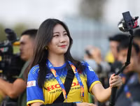 [ẢNH] Mặc áo U23 Việt Nam, nữ phóng viên Hàn Quốc xinh đẹp gây sốt
