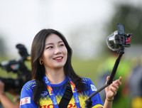 [ẢNH] Mặc áo U23 Việt Nam, nữ phóng viên Hàn Quốc xinh đẹp gây sốt