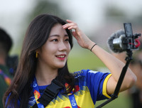 [ẢNH] Mặc áo U23 Việt Nam, nữ phóng viên Hàn Quốc xinh đẹp gây sốt