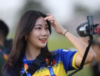 [ẢNH] Mặc áo U23 Việt Nam, nữ phóng viên Hàn Quốc xinh đẹp gây sốt