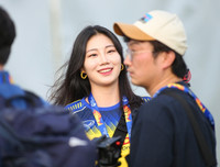 [ẢNH] Mặc áo U23 Việt Nam, nữ phóng viên Hàn Quốc xinh đẹp gây sốt