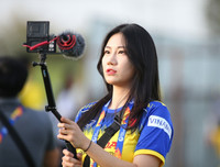 [ẢNH] Mặc áo U23 Việt Nam, nữ phóng viên Hàn Quốc xinh đẹp gây sốt