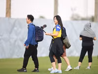 [ẢNH] Mặc áo U23 Việt Nam, nữ phóng viên Hàn Quốc xinh đẹp gây sốt