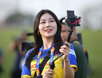 [ẢNH] Mặc áo U23 Việt Nam, nữ phóng viên Hàn Quốc xinh đẹp gây sốt