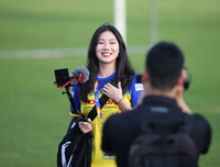 [ẢNH] Mặc áo U23 Việt Nam, nữ phóng viên Hàn Quốc xinh đẹp gây sốt