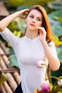 [Ảnh] Dân mạng mê mẩn với bộ ảnh của cô gái Tây chụp bên đầm sen