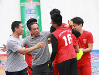 [ẢNH] Dẫn bàn ngay phút đầu, THPT Yên Hòa thắng hú vía sau loạt luân lưu