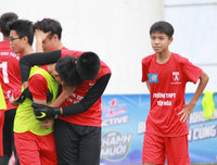 [ẢNH] Dẫn bàn ngay phút đầu, THPT Yên Hòa thắng hú vía sau loạt luân lưu