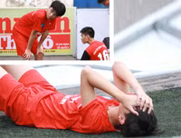 [ẢNH] Dẫn bàn ngay phút đầu, THPT Yên Hòa thắng hú vía sau loạt luân lưu