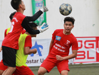 [ẢNH] Dẫn bàn ngay phút đầu, THPT Yên Hòa thắng hú vía sau loạt luân lưu