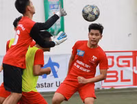 [ẢNH] Dẫn bàn ngay phút đầu, THPT Yên Hòa thắng hú vía sau loạt luân lưu