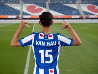 [ẢNH] Đoàn Văn Hậu tươi rói trong ngày ra mắt đội bóng Hà Lan