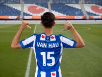 [ẢNH] Đoàn Văn Hậu tươi rói trong ngày ra mắt đội bóng Hà Lan