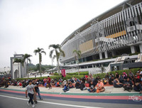 [ẢNH] Người Malaysia mang cả chăn, chiếu đi mua vé xem chung kết