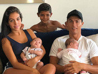 [ẢNH] Ronaldo khoái chí cùng bồ xinh cưỡi trực thăng, du hí núi tuyết