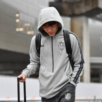 [ẢNH] Xuân Trường lặng lẽ dưới mưa ở Tokyo, chuẩn bị đá Champions League