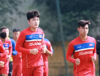 Thầy trò Hữu Thắng cười tươi rói khi ký tặng lên vai các fan nữ