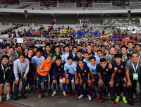 [ẢNH] Tự tin thái quá, HLV Indonesia chỉ biết ôm mặt khi thua đậm Thái Lan