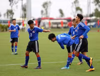 Giggs và Scholes thích thú xem đội trẻ PVF đánh bại mầm non giải Ngoại hạng Anh