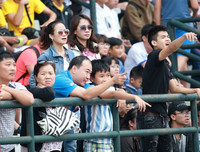 Muôn cảm xúc đáng yêu của các CĐV trên khán đài bóng đá học sinh Hà Nội