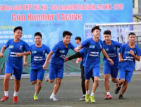 [ẢNH] Cầu thủ THPT Đống Đa công kênh HLV sau chiến thắng nghẹt thở