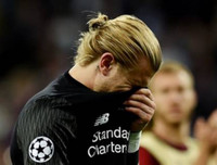 [ẢNH] Ngay cả Tấn Trường, Phí Minh Long cũng không tệ hại như Karius của Liverpool
