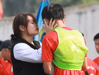 [ẢNH] Nữ CĐV lau nước mắt, an ủi cầu thủ Thạch Bàn sau thất bại