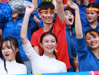 [ẢNH] Nữ sinh cổ vũ hết mình, khuấy động khán đài trận chung kết