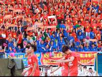 [ẢNH] Nữ sinh cổ vũ hết mình, khuấy động khán đài trận chung kết