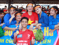 [ẢNH] Nữ sinh cổ vũ hết mình, khuấy động khán đài trận chung kết