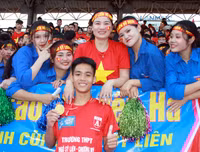 [ẢNH] Nữ sinh cổ vũ hết mình, khuấy động khán đài trận chung kết