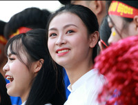 [ẢNH] Nữ sinh cổ vũ hết mình, khuấy động khán đài trận chung kết