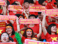 [ẢNH] Nữ sinh cổ vũ hết mình, khuấy động khán đài trận chung kết