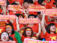 [ẢNH] Nữ sinh cổ vũ hết mình, khuấy động khán đài trận chung kết