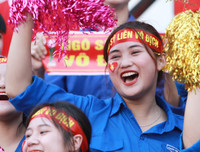 [ẢNH] Nữ sinh cổ vũ hết mình, khuấy động khán đài trận chung kết