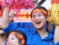 [ẢNH] Nữ sinh cổ vũ hết mình, khuấy động khán đài trận chung kết