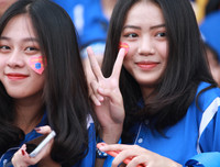 [ẢNH] Nữ sinh cổ vũ hết mình, khuấy động khán đài trận chung kết