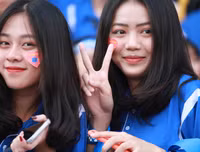 [ẢNH] Nữ sinh cổ vũ hết mình, khuấy động khán đài trận chung kết