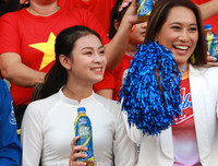 [ẢNH] Nữ sinh cổ vũ hết mình, khuấy động khán đài trận chung kết