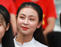 [ẢNH] Nữ sinh cổ vũ hết mình, khuấy động khán đài trận chung kết