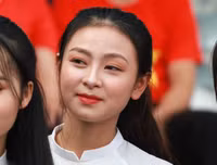 [ẢNH] Nữ sinh cổ vũ hết mình, khuấy động khán đài trận chung kết