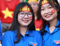 [ẢNH] Nữ sinh cổ vũ hết mình, khuấy động khán đài trận chung kết