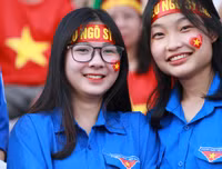 [ẢNH] Nữ sinh cổ vũ hết mình, khuấy động khán đài trận chung kết