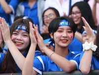 [ẢNH] Nữ sinh cổ vũ hết mình, khuấy động khán đài trận chung kết