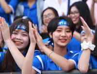 [ẢNH] Nữ sinh cổ vũ hết mình, khuấy động khán đài trận chung kết