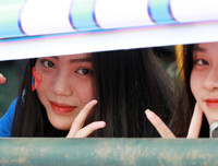 [ẢNH] Nữ sinh cổ vũ hết mình, khuấy động khán đài trận chung kết