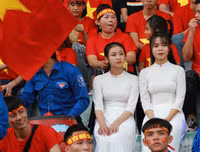 [ẢNH] Nữ sinh cổ vũ hết mình, khuấy động khán đài trận chung kết