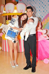 Nhìn lại 2 cuộc hôn nhân sóng gió của 