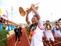 Chùm ảnh: Nam Định lên V-League, sân Thiên Trường mở hội bằng pháo sáng
